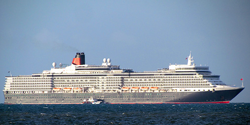Cunard�s Queen Elizabeth dwarfs Green Island Express alongside